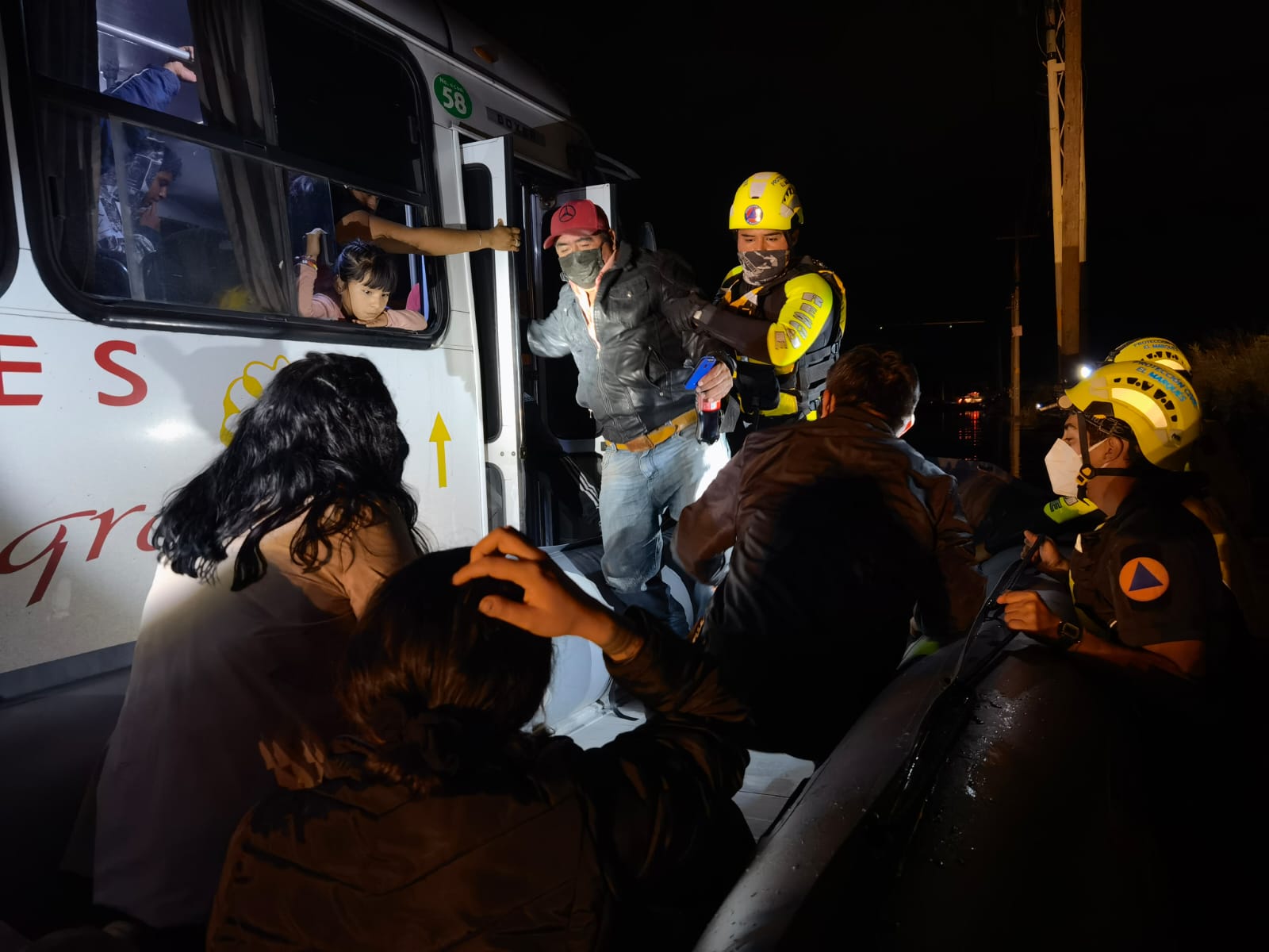 Personal de Protección Civil rescata a 29 ciudadanos varados en camión 4