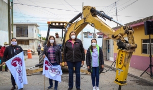 Elvia Montes da arranque de obra de rehabilitación en la calle Francisco Villa.