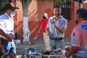 Miguel Nava recorrió el tianguis dominical de El Pueblito