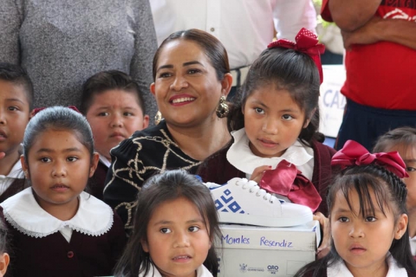 Cumple Lupita Alcántara con Petición de Zapatos en la Escuela Primaria “María Luisa Estrada Pérez”