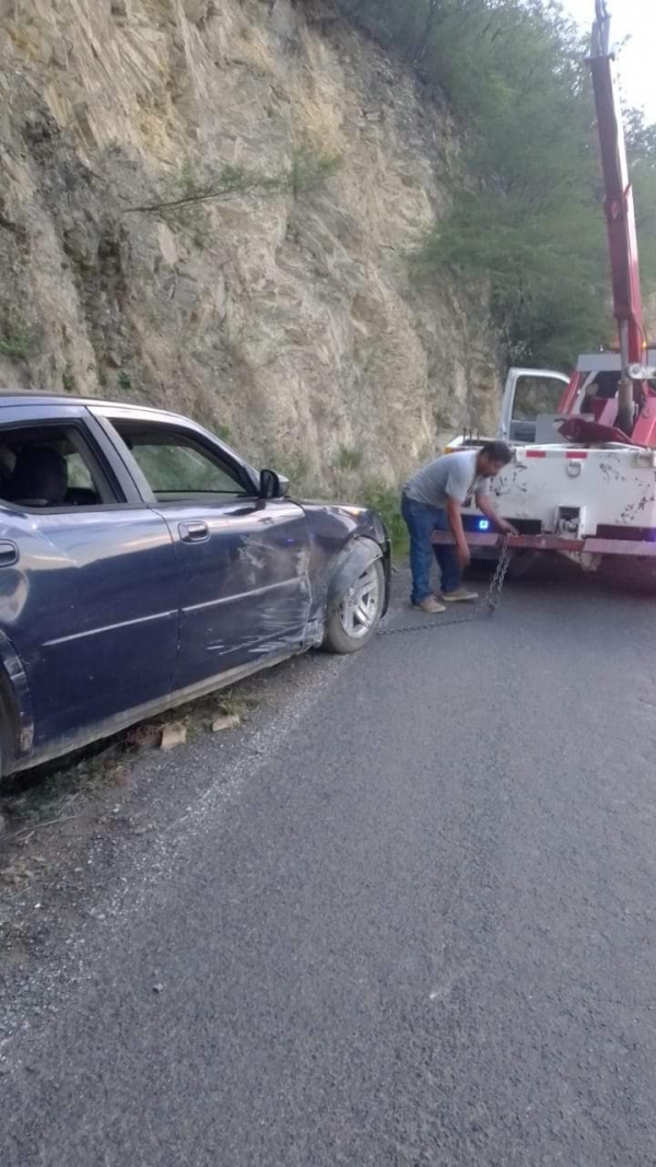 Vehículo sale del camino y choca contra el cerro