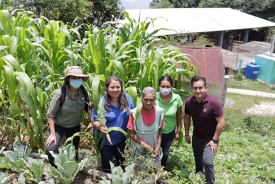 Marina Ponce y Lupita Weimann Recorren comunidades con huertos sustentables