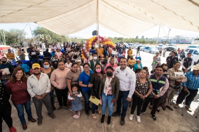 Adelante Mi Querido San Juan beneficia a escuelas y cancha de la comunidad de Arcila