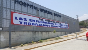 En manta trabajadoras del hospital dicen al gobernador que trabajan bajo protesta