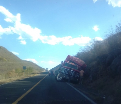 Camión de carga sufre salida de camino