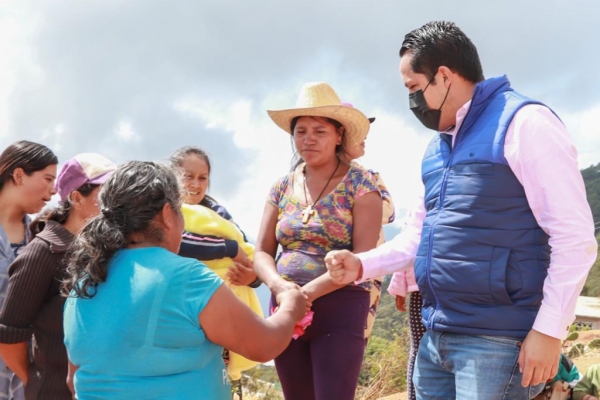 Encabeza Presidente del DIF de Pinal de Amoles, entrega de estufas ecológicas.