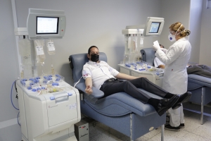 El gobernador Domínguez Servién, primer donador de plasma en Querétaro