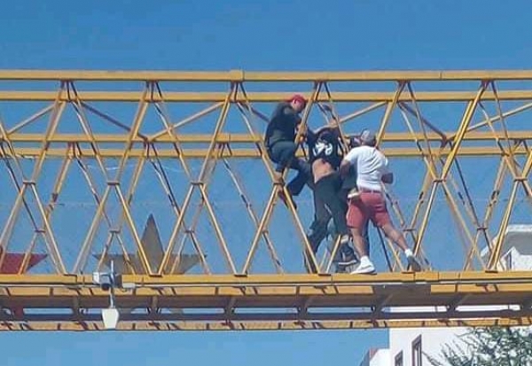 Trató de salir por la puerta falsa