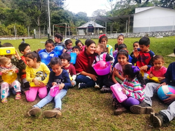 Karina Careaga entrega apoyos en Carrizal de los Durán