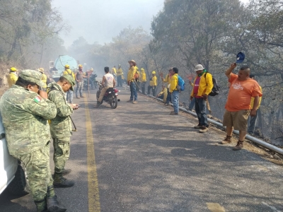 Mas de 100 brigadistas y voluntarios trabajan para sofocar incendio forestal en San Juan de los Durán