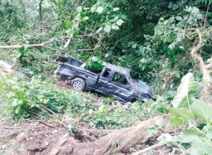 3 lesionados al desbarrancarse una camioneta