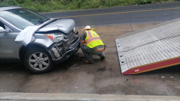 Camioneta derrapa y choca contra barra de contención