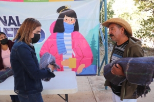 Entrega Presidenta del SMDIF cobijas a familias Pinalenses.