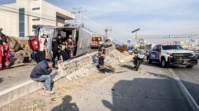 #Sucesos | Vuelca camión de pasajeros en El Marqués en choque por alcance