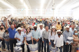 Productores reciben apoyos