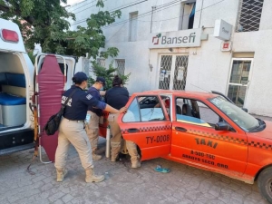 Joven mujer da a luz en un taxi de Arroyo Seco