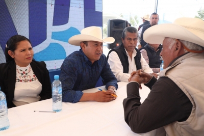 Presidente Municipal de Colón compromete un mes de salario para la comunidad de Ejido Patria
