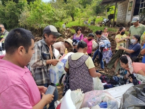 Se entregan víveres y ropa a habitantes de Manzanillos afectados por los desastres naturales.