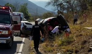 Un muerto y varios lesionados deja accidente en Jalpan