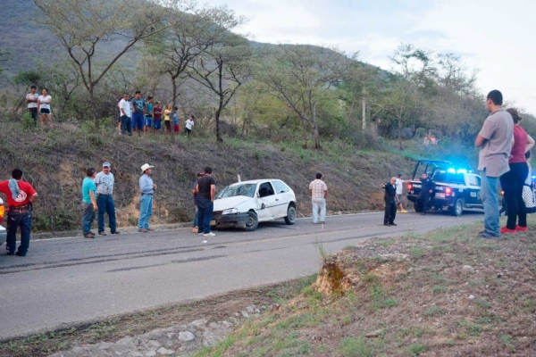 Salieron del camino y volcaron; dos masculinos resultaron golpeados