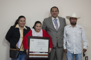 René Mejía de recibió en la Presidencia a Ana Cristina González, protagonista amealcense de la película “Noche de Fuego”