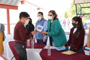 Elvia Montes entrega tabletas electrónicas con recurso municipal al COBAQ de Ezequiel Montes y Bernal.