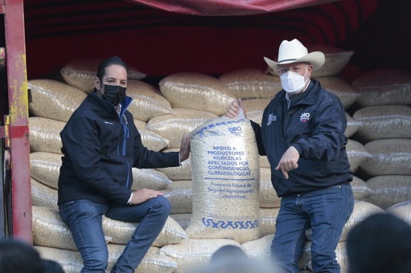 Entrega Gobernador obras de impacto social y apoyos para el campo serrano en Landa de Matamoros