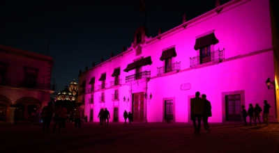    Iluminan Palacio de Gobierno de rosa en conmemoración a la lucha contra el cáncer de mama