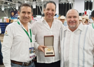 Recibe Pancho Domínguez Medalla Nacional al Mérito Ganadero