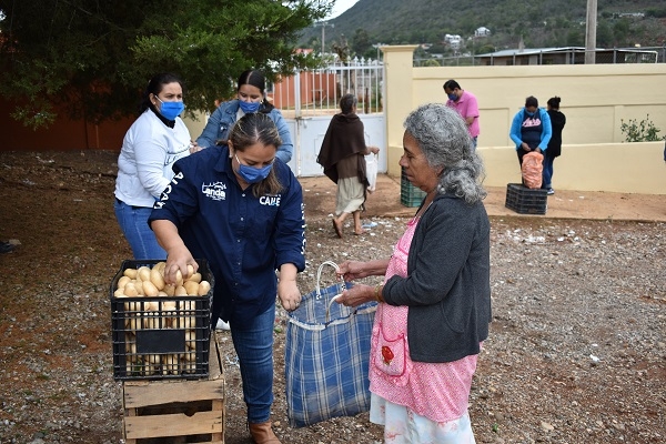 Familias de Pinalito reciben apoyo de frutas y verduras.