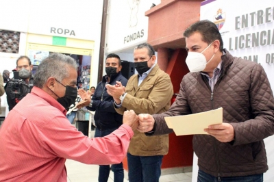 Apoya Toño Mejía  a comerciantes con la entrega de licencias y el mejoramiento del mercado guadalupano