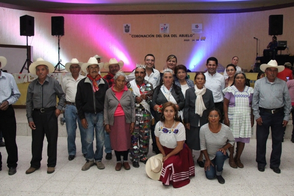 Festejan a los Abuelos de Oro en Cadereyta