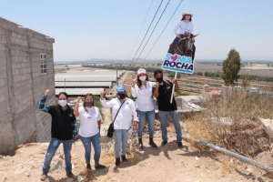 Sonia Rocha recorre Colón casa por casa