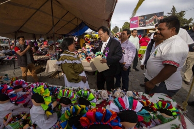 Pueblos originarios de Amealco viven 1ra. Feria Artesanal y de la Muñeca Otomí