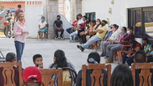 Rosita Olvera  escucha las demandas y necesidades de los habitantes de San Antonio de la Cal