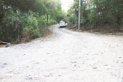 Pavimentan calle en el Álamo