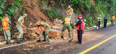 PC Atiende reportes de derrumbes en carreteras de Pinal de Amoles y la federal 120