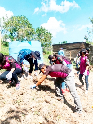 Jóvenes Voluntarios y Autoridades Entregan 4 Huertos Sustentables