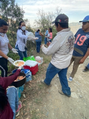 Lleva Sonia Rocha agua y comida a brigadistas que combaten incendio