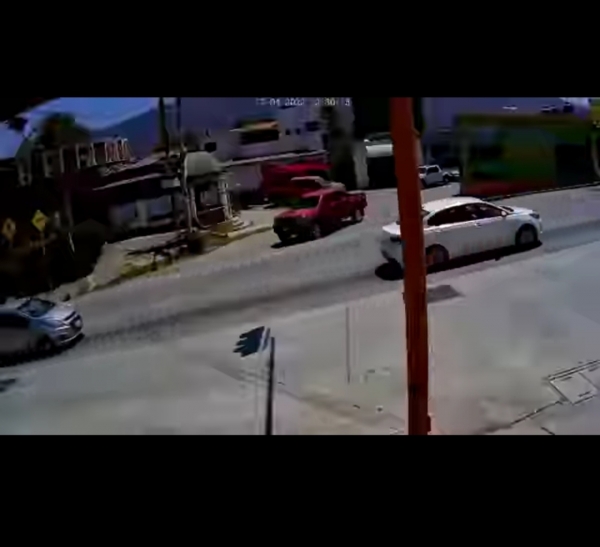 Invaden su carril y termina impactandose contra camioneta