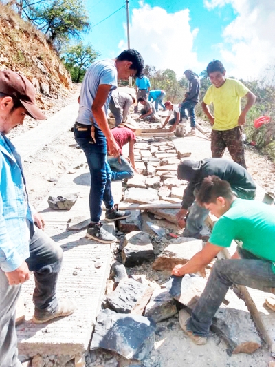 Vecinos de San Isidro Mejoran su Camino