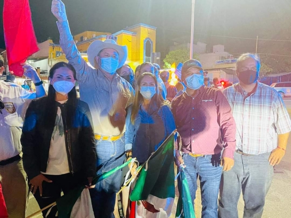 Selene Salazar acude a recibir a paisanos de la 14va Caravana del Migrante en Jalpan de Serra