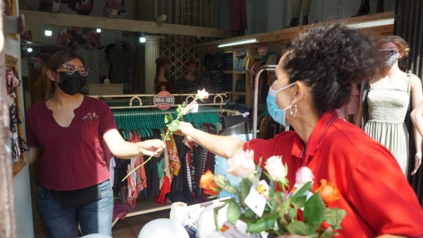 Celebró Penélope Ramírez día de las madres regalando rosas en el centro de Querétaro.