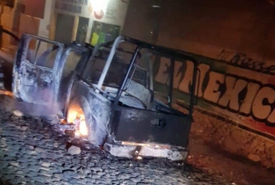 Dos detenidos por balacera en Colón; rijosos incendian patrulla.