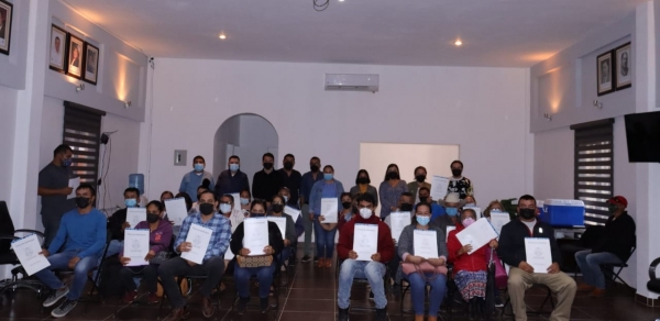 Marina Ponce entrega títulos de propiedad a familias Landenses.