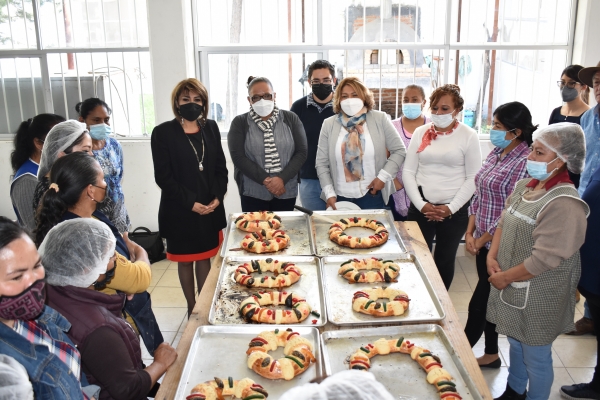 Comparte SMDIF de El Marqués, la tradicional Rosca de Reyes con adultos mayores 