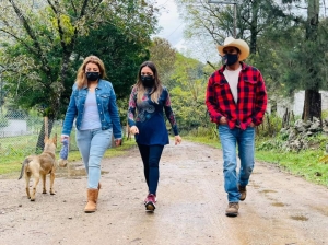 Selene Salazar entrega cobijas a familias vulnerables de Rancho Nuevo, Jalpan de Serra.