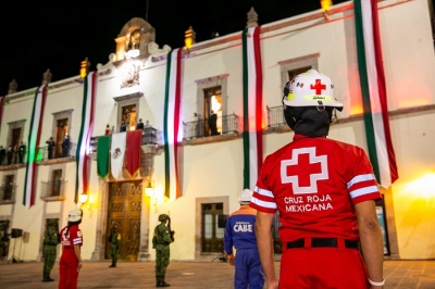 Honra Gobernador a personal de salud en ceremonia del Grito de Independencia