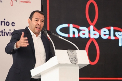 Roberto Cabrera destaca trabajo de Fundación Chabely; acude a su 5º Informe