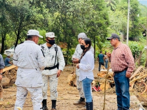 Selene Salazar recorre las localidades afectadas por las fuertes lluvias en la zona serrana